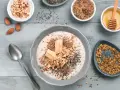 Un tazón de avena con plátano, almendras picadas, semillas de chía y miel. ¡Así es que es la avena, un desayuno nutritivo!