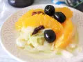 Delicioso remojón granadino con gajos de naranja, aceitunas negras y cebolla tierna.