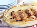Endivias gratinadas en salsa bechamel, un clásico de las endivias recetas, con queso dorado y burbujeante.