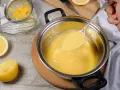 Cremosa crema de limón para relleno, lista para usar en postres. Se ve deliciosa y fresca.