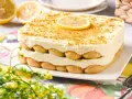 Delicioso tiramisú de limón en capas, adornado con galletas y una rodaja de limón.