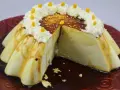 Delicioso flan de limón con caramelo, crema batida y decoraciones amarillas.