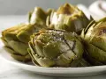 Alcachofas tiernas y sabrosas, recién salidas de la airfryer, espolvoreadas con sal gruesa.