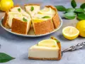 Deliciosa tarta de limón sin horno, cremosa y refrescante, decorada con rodajas de limón y hojas de menta.