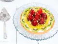 Tarta de frutas con fresas, kiwi y mango, decorada con pistachos. ¡Una delicia visual y gustativa!