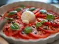 Ensalada Caprese con rodajas de tomate, mozzarella fresca y hojas de albahaca. Perfecta para recetas con albahaca fresca.