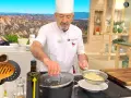 Chef muestra cómo cocinar quinoa, drenando el grano cocido en un colador.