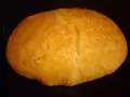 Pan de boniato dorado y esponjoso, con una corteza ligeramente agrietada, listo para disfrutar.