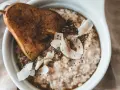 Un delicioso porridge que es avena cremosa con pera, coco rallado y semillas de chía.