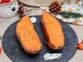 Dos mitades de boniato al horno, tiernas y doradas, con hierbas picadas y un toque de crema. ¡Un placer sencillo!