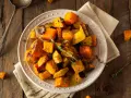 Plato de calabaza asada con hierbas, una opción deliciosa y baja en alimentos histamina.