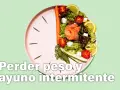 Plato con ensalada y salmón, simulando un reloj, ideal para aprender como hacer el ayuno intermitente para bajar de peso.