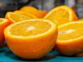 Naranjas cortadas por la mitad, jugosas y vibrantes. Aunque se dice que la naranja estriñe, su frescura invita a disfrutarla.