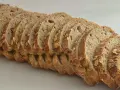 Rebanadas de pan de espelta con avena y semillas, listas para un desayuno saludable.