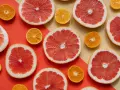 Pomelos y mandarinas cortados por la mitad, listos para disfrutar de los beneficios del pomelo en ayunas.