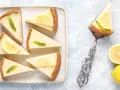 Porciones de pay de limón, decoradas con rodajas de limón y menta. ¡Perfectas para tu próxima receta de pay de limón!