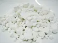 Montón de trozos blancos y polvorientos. ¿Kuzu qué es? Podría ser almidón o un ingrediente para espesar.