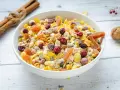 Un tazón lleno de muesli casero, con frutos secos, cerezas, albaricoques y semillas.