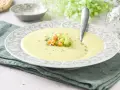 Crema de apio suave y cremosa, decorada con trocitos de apio fresco y garbanzos crujientes. Un plato reconfortante y lleno de sabor.