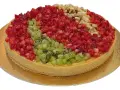 Deliciosas tartas de frutas con fresas, kiwi y plátano, cubiertas de gelatina brillante.