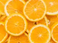 Rodajas de naranja vibrantes, llenas de vitamina C, dispuestas en un patrón apetitoso.