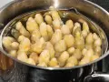 Espárragos blancos tiernos burbujeando en agua, listos para cocer.