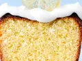 Rebanada de bizcocho esponjoso con un delicioso frosting de limón y una rodaja de limón cristalizado encima.