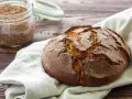 Pan de trigo sarraceno recién horneado, listo para disfrutar. Descubre la receta perfecta para un pan rústico y delicioso.