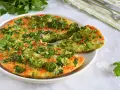Deliciosa tortilla de brócoli, recién hecha y espolvoreada con perejil fresco. Un plato saludable y sabroso.