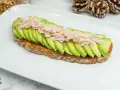Tosta de aguacate con pavo desmenuzado, una opción saludable y deliciosa.