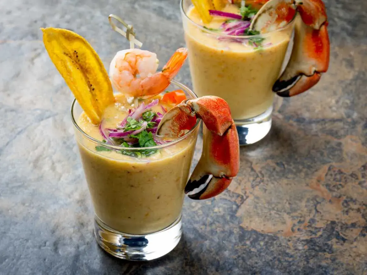 Delicioso leche de tigre con camarones, pinzas de cangrejo y chifles de plátano.