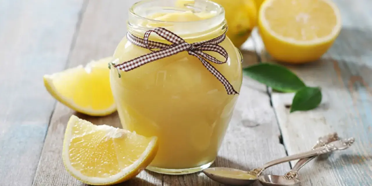 Tarro de lemon curd, perfecto para rellenar tartas, bizcochos o disfrutar sobre tostadas.