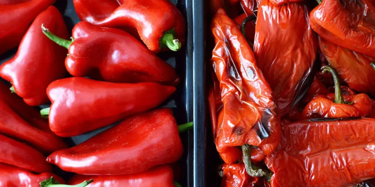 Dos recipientes llenos de pimientos rojos, unos frescos y brillantes, otros pimientos asados con la piel arrugada y un toque tostado.