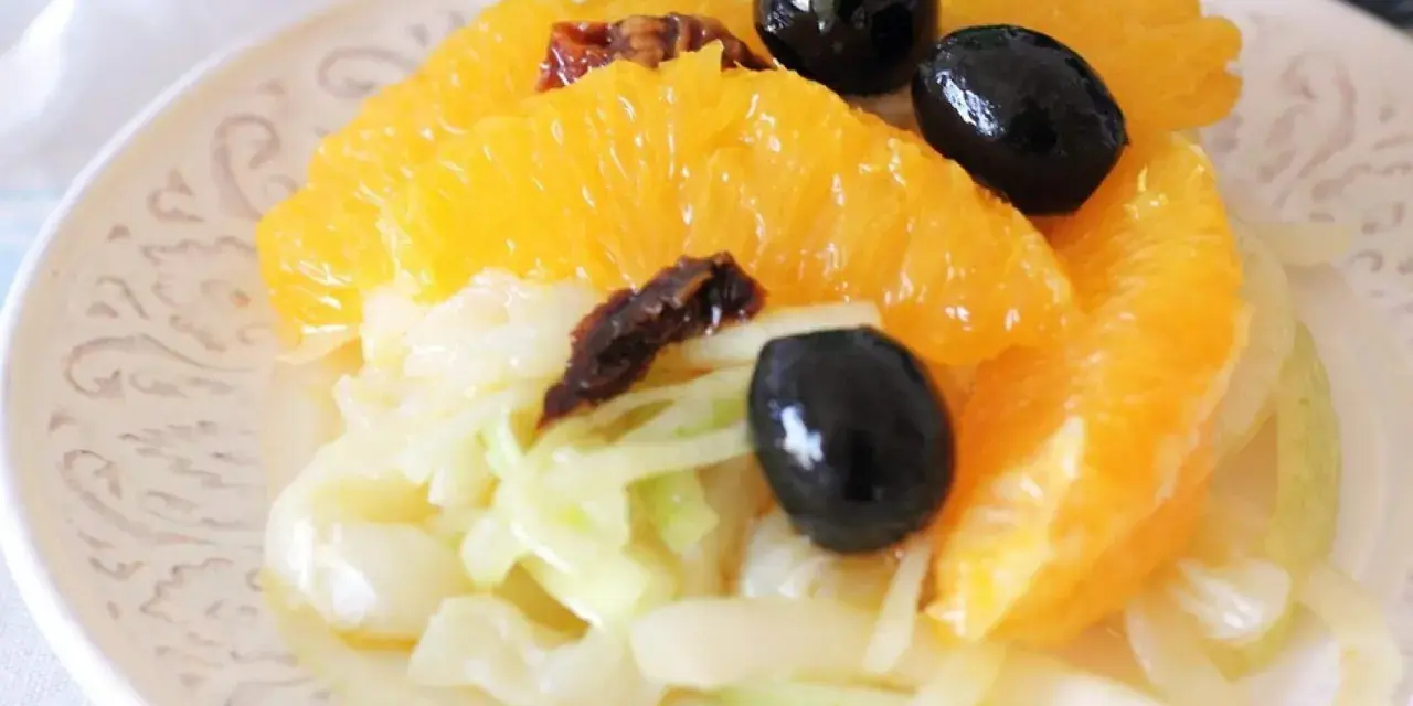 Delicioso remojón granadino con gajos de naranja, aceitunas negras y cebolla tierna.