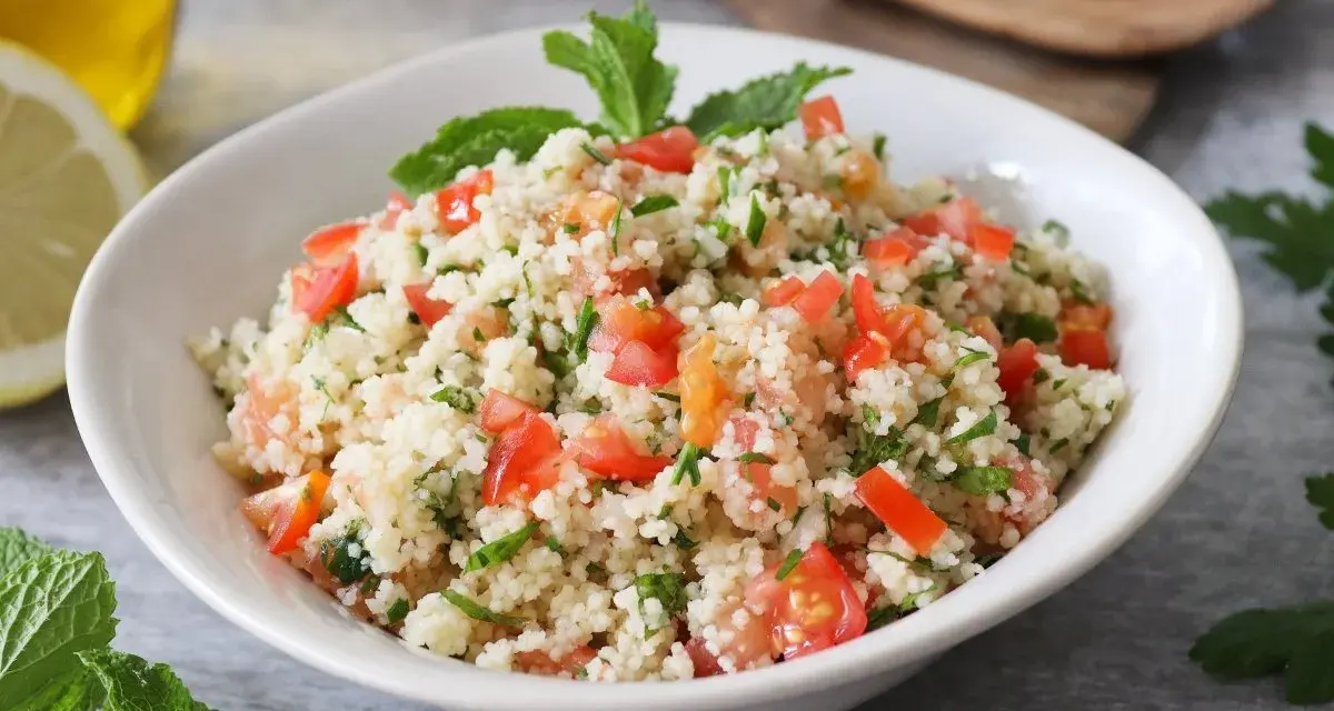 Delicioso tabule receta, con cuscús, tomate fresco, perejil y menta, listo para servir.