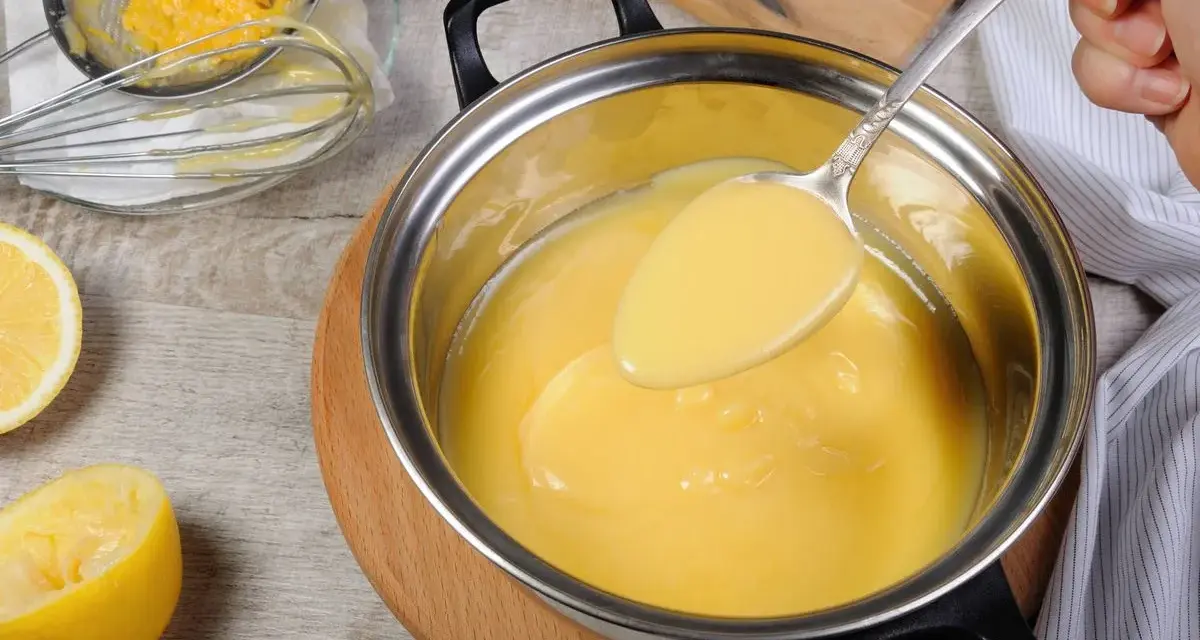 Cremosa crema de limón para relleno, lista para usar en postres. Se ve deliciosa y fresca.
