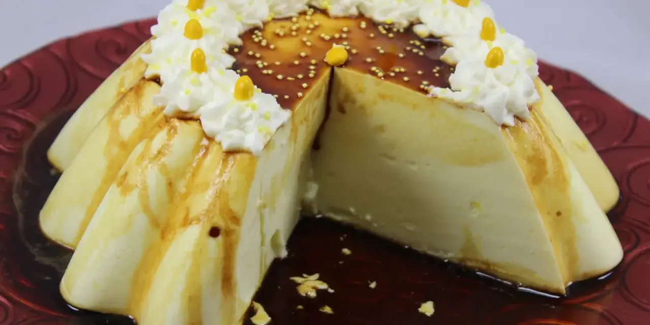 Delicioso flan de limón con caramelo, crema batida y decoraciones amarillas.