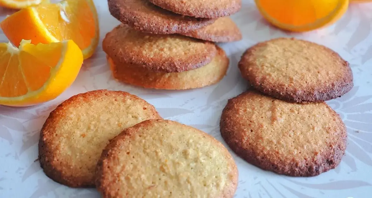 Galletas de avena doradas y crujientes, acompañadas de gajos de naranja fresca. Un postre perfecto para disfrutar en cualquier momento.
