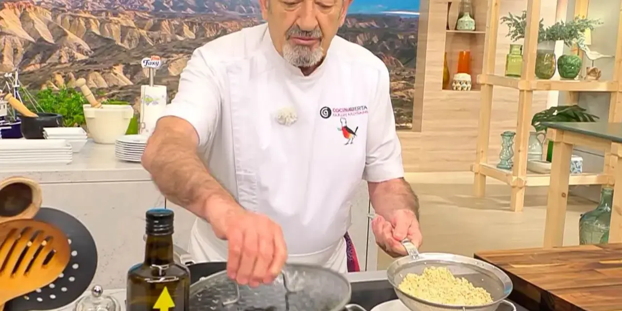 Chef muestra cómo cocinar quinoa, drenando el grano cocido en un colador.
