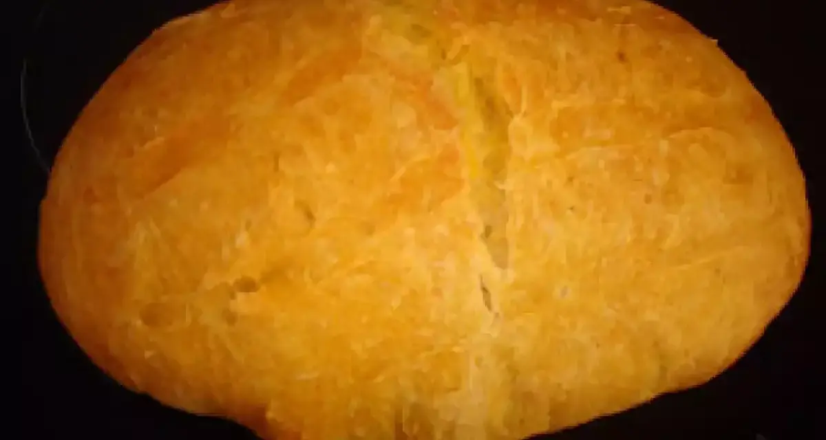 Pan de boniato dorado y esponjoso, con una corteza ligeramente agrietada, listo para disfrutar.
