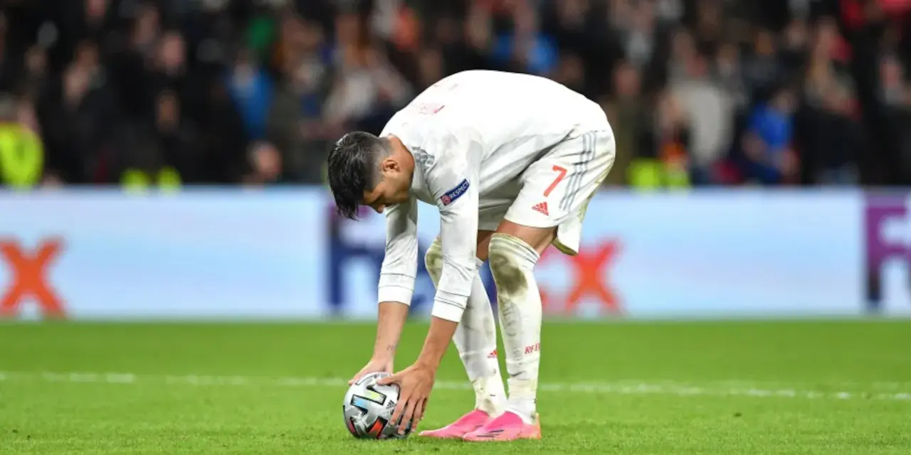 Jugador español se prepara para lanzar un penalti. Estrategia y azar en el juego de penaltis: qué es real.