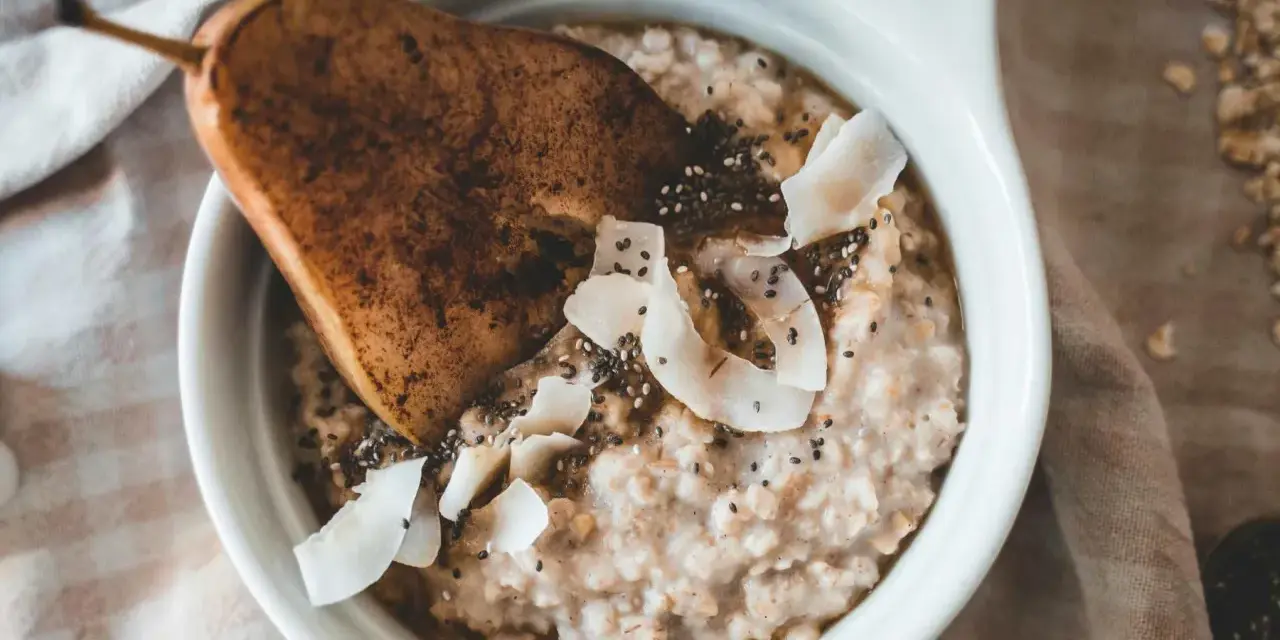 Un delicioso porridge que es avena cremosa con pera, coco rallado y semillas de chía.