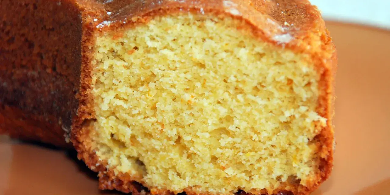 Bizcocho de naranja esponjoso, perfecto para aprender cómo hacer un bizcocho de naranja casero.