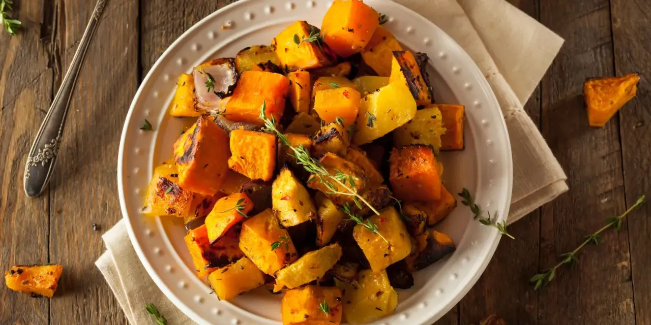 Plato de calabaza asada con hierbas, una opción deliciosa y baja en alimentos histamina.
