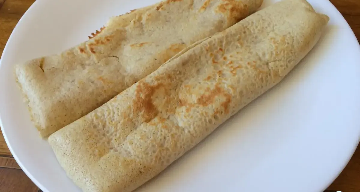 Dos crepes de avena enrollados en un plato blanco, listos para disfrutar.