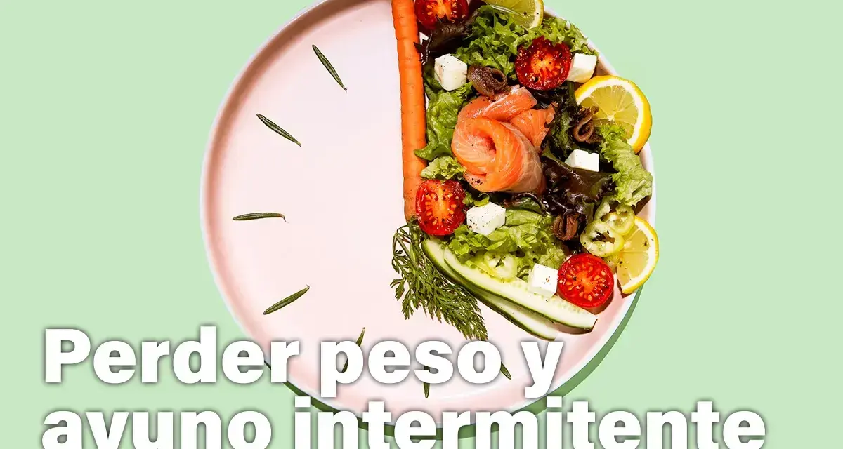 Plato con ensalada y salmón, simulando un reloj, ideal para aprender como hacer el ayuno intermitente para bajar de peso.