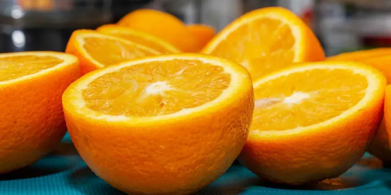 Naranjas cortadas por la mitad, jugosas y vibrantes. Aunque se dice que la naranja estriñe, su frescura invita a disfrutarla.