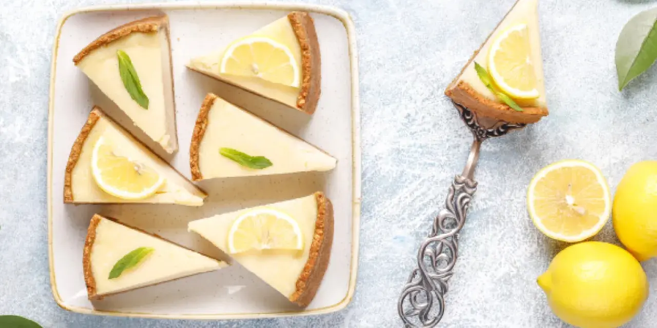 Porciones de pay de limón, decoradas con rodajas de limón y menta. ¡Perfectas para tu próxima receta de pay de limón!