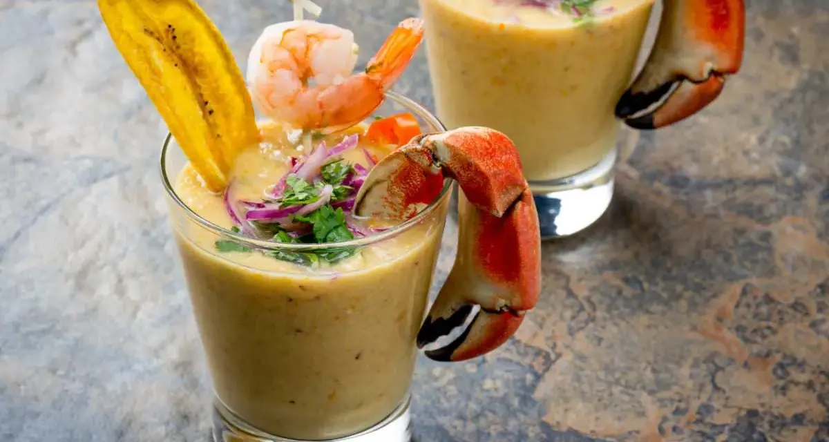 Delicioso leche de tigre con camarones, pinzas de cangrejo y chifles de plátano.