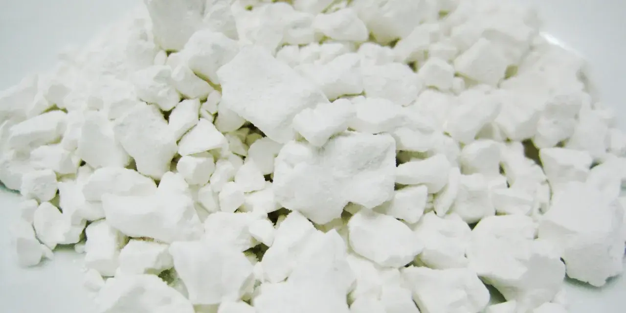 Montón de trozos blancos y polvorientos. ¿Kuzu qué es? Podría ser almidón o un ingrediente para espesar.